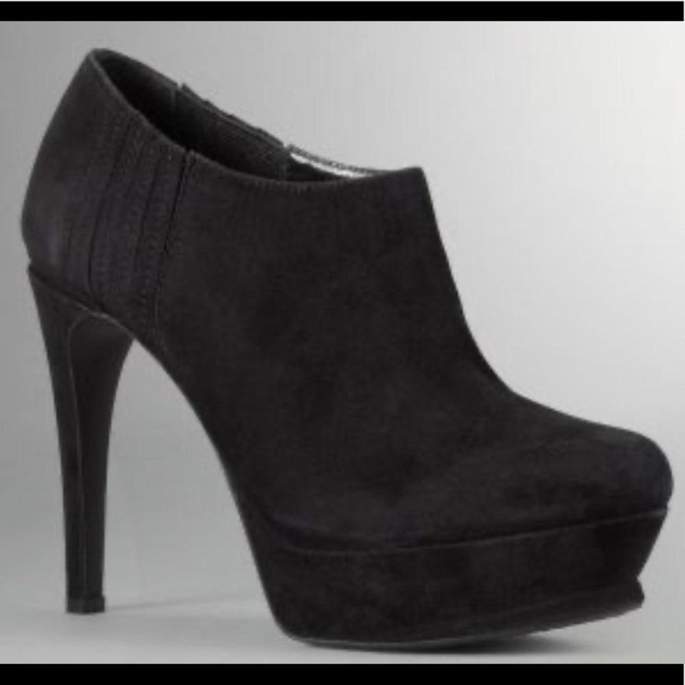 Kenneth Cole 7M- Fox Not platform suede heels